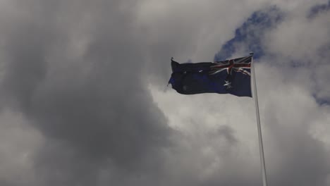 Bandera-Australiana-Ondeando-En-El-Viento-En-Darling-Harbour,-En-Cámara-Lenta-En-4k