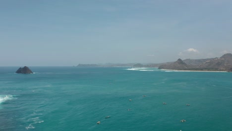 Atemberaubendes-Blaues-Wasser-In-Der-Nähe-Der-Küste-Des-Tropischen-Paradieses-Lombok,-Luftaufnahme