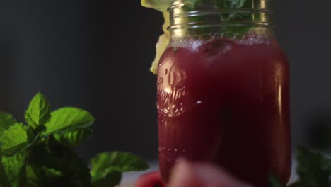 Hermosa-Fotografía-De-Un-Jugo-Rosado-Helado-En-Un-Frasco-De-Vidrio-Con-Limón-Y-Menta.