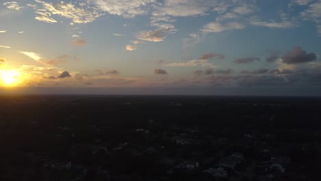 Vídeo-De-Dron-Con-Vista-Panorámica-Hacia-La-Izquierda,-Puesta-De-Sol-Lenta-Y-Relajante