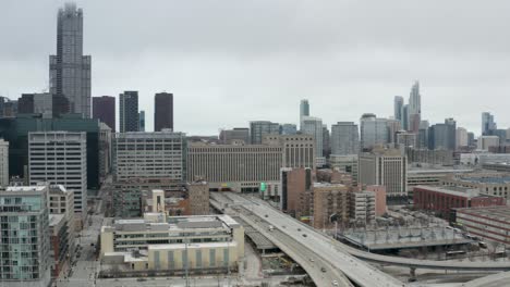 Vista-Aérea-Del-Horizonte-De-La-Ciudad-De-Chicago-Con-Rascacielos-Y-Edificios