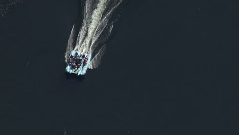 Alejar-La-Imagen-De-Un-Barco-De-Recreo-En-El-Parque-Nacional-Gran-Cayón-Durante-El-Día