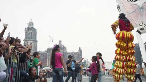 Darsteller-Unterhalten-Das-Publikum-Am-Zócalo-In-Mexiko-Stadt-Während-Der-Jährlichen-Parade-Zum-Tag-Der-Toten-In-Mexiko-Stadt