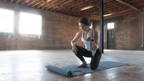 Weibliche-Fitness-Schauspielerin-Genießt-Pilates-Auf-Einer-Yogamatte