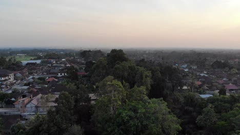 Drohnenaufnahme-Von-Ubud,-Bali,-Indonesien,-An-Einem-Heißen,-Sonnigen-Tag-Bei-Sonnenuntergang