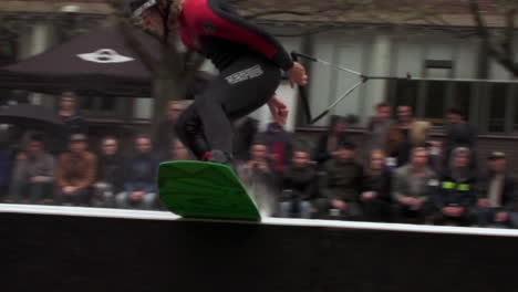 Un-Wakeboardista-Se-Desliza-Sobre-Una-Caja-En-Un-Estanque-Durante-Una-Competición-De-Wakeboard-En-Gotemburgo