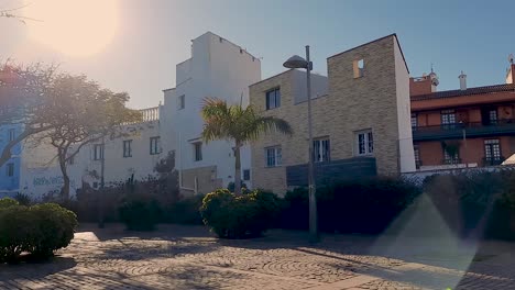 Gebäude-In-Einem-Straßenpflaster-Und-Sonnenschein-Am-Morgen