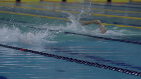 Ein-Schwimmer,-Der-Im-Freistil-Energisch-Vorankommt