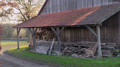 Wintervorrat-An-Brennholz-In-Der-Nähe-Eines-Hauses