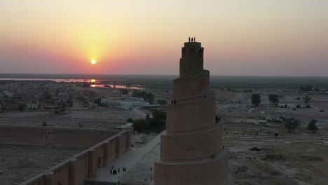 Die-Große-Moschee-Von-Samarra-Wurde-848-In-Auftrag-Gegeben-Und-Ihr-Minarett,-Der-Malwiya-Turm,-Fertiggestellt