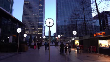 POV-Spaziergang-Am-Reuters-Plaza-In-London-In-Der-Abenddämmerung