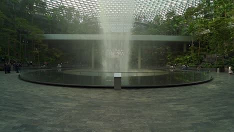 POV-Blick-Nach-Oben-Auf-Den-Höchsten-Indoor-Wasserfall-Der-Welt-Im-Jewel-Changi-Airport-In-Singapur,-Zeitlupe