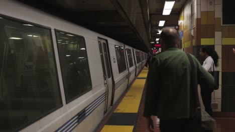 Personas-Esperando-Para-Abordar-El-Tren-En-La-Estación-BART-De-Mission-En-San-Francisco