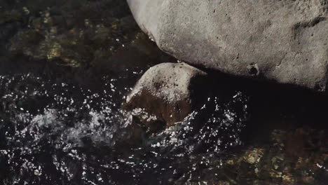 Un-Río-Rápido-Que-Fluye-Entre-Rocas-Estables.