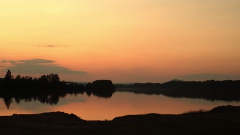 Große-Zeitrafferaufnahme-Eines-Wunderschönen-Sonnenuntergangs-Und-Eines-Reflektierenden-Sees-In-Norwegen