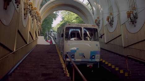 Standseilbahn-Fährt-Von-Der-Station-Podil-Ab-Und-Steigt-Zum-Volodymyrska-Park-In-Kiew-Auf