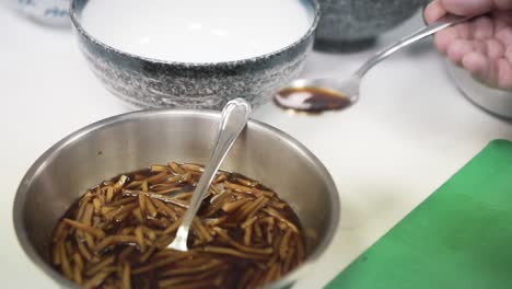 Mano-Masculina-Usando-Caldo-Para-Sopa.-Cámara-Lenta