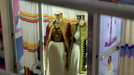 Se-Puede-Apreciar-El-Esfuerzo-Que-Se-Hace-Para-Confeccionar-Los-Vestidos-Y-Trajes-Tradicionales,-Incluso-Detrás-Del-Cristal-De-La-Sala-De-Exposición.