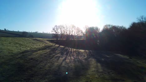 Aufgehende-Pfanne-über-Einem-Nebligen-Grünen-Feld-Mit-Morgensonnenaufgang