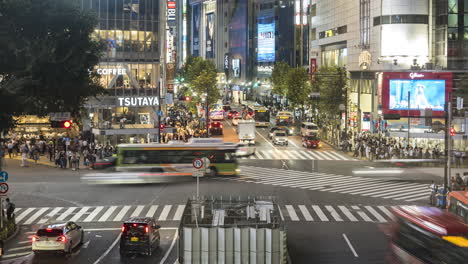 Local-And-Tourists-Crossing-At-Famous-Shibuya-Scramble-Crossing-At-Night-In-Tokyo,-Japan