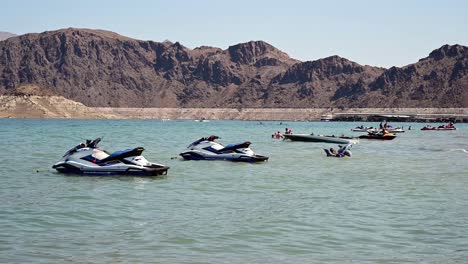 Jetskis-Schwimmen-Im-Lake-Mead