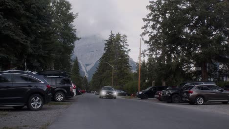 Un-Coche-Pasa-Por-Una-Calle-Residencial-De-Un-Pueblo-De-Montaña.