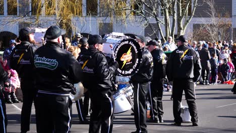 Banda-De-Tambores-De-Ex-Alumnos-De-Connecticut-Tomándose-Un-Descanso-Durante-El-Desfile-De-Acción-De-Gracias-De-2019-En-Plymouth,-Massachusetts