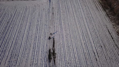 2-Kinder-Laufen-Auf-Einem-Schneebedeckten-Weg-Durch-Die-Winterfelder