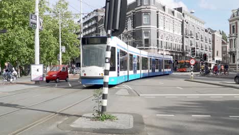 Transporte-Público,-Tranvía,-Metro,-Tren-Eléctrico-En-La-Ciudad-De-Ámsterdam