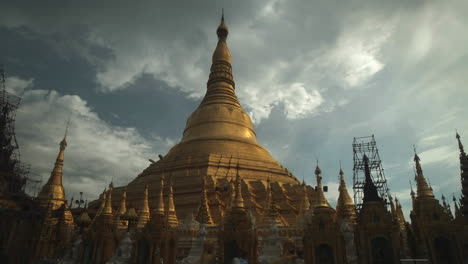 La-Histórica-Pagoda-Shwedagon-De-Yangon,-Myanmar