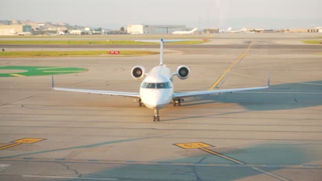 Toma-Directa-Del-Vuelo-De-United-Airlines-Llegando-A-La-Terminal-Durante-La-Hora-Dorada