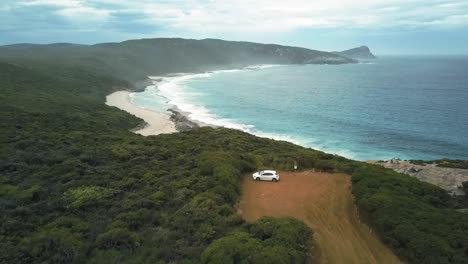 Luftaufnahme-Eines-Autos,-Das-In-Der-Nähe-Eines-Leeren-Strandes-In-Westaustralien-Geparkt-Ist