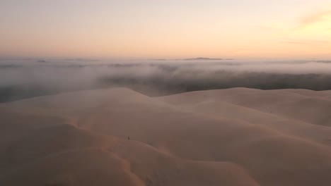 Vuelo-A-Través-De-Una-Duna-De-Arena-A-Primera-Hora-De-La-Mañana-Con-Niebla