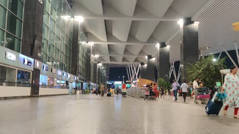 Time-lapse-personas-En-La-Entrada-De-Llegada-Del-Aeropuerto-Internacional-De-Bengaluru