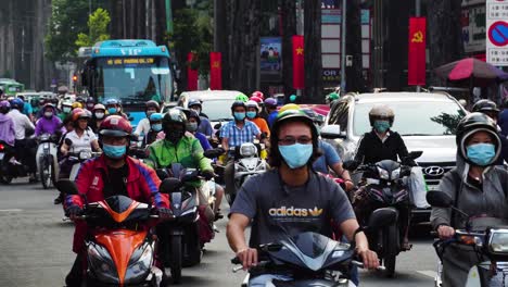 Tráfico-Denso-En-Horas-Punta-En-Saigón,-Vietnam,-Durante-La-Pandemia-De-COVID