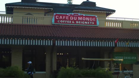 Café-Du-Monde,-Buñuelos-De-Café,-Letrero-Del-Parque-De-La-Ciudad-De-Nueva-Orleans,-Entrada-Exterior