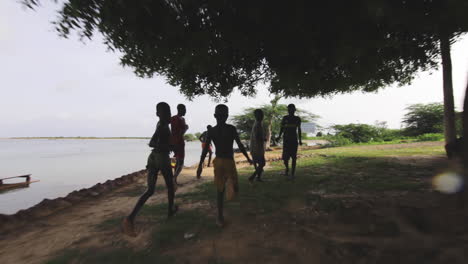 Niños-Africanos-Hiperactivos-Corriendo-Libremente-En-Senegal