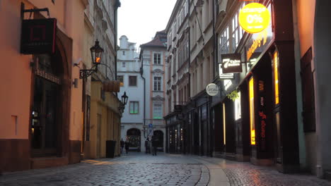 Calle-Pavimentada-Vacía-Y-Bares-Y-Restaurantes-Cerrados-En-El-Casco-Antiguo-De-Praga,-Brote-Del-Virus-Covid-19-Y-Confinamiento-En-La-República-Checa,-Cámara-Lenta