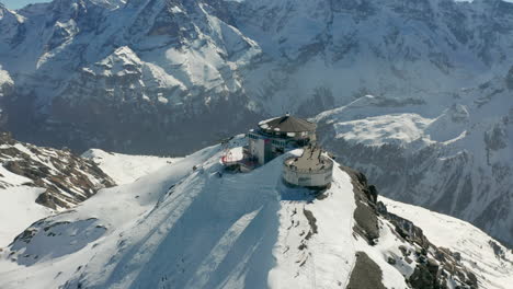 Descenso-Del-Telesquí-Con-Terraza-En-La-Cima-De-Una-Montaña-Cubierta-De-Nieve