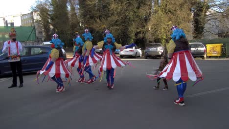 Zirkus-Themenkünstler-Auf-Der-Straße-Zum-Karneval-In-Ordes,-Spanien