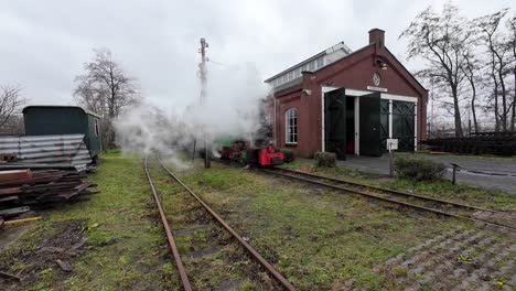 Dampflokomotive,-Titan-Vergangener-Zeiten,-Kommt-Am-Zielbahnhof-An