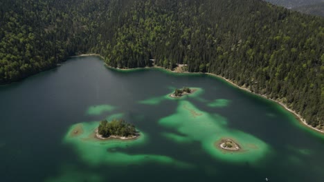 Lago-Eibsee-Rodeado-De-árboles-En-Una-Pequeña-Isla-En-Eibsee-Bayern,-Grainau,-Alemania