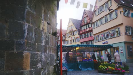 Ciudad-Histórica-De-Tubinga,-Alemania-|-Mercado-Colorido-En-El-Centro-De-La-Ciudad