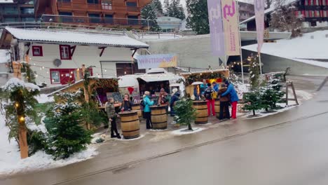 La-Animada-Ciudad-De-Montaña-De-Grindelwald,-Suiza,-En-La-Temporada-Turística-De-Invierno-|-Familia-Caminando-Cerca-De-La-Reunión