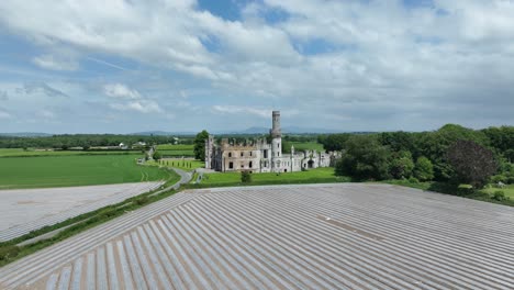 Ubicaciones-épicas-De-Irlanda:-Vuelo-Aéreo-Con-Drones-Sobre-Un-Campo-De-Maíz-Hasta-El-Histórico-Castillo-Ducketts-Grove,-Tullow,-Carlow,-Irlanda