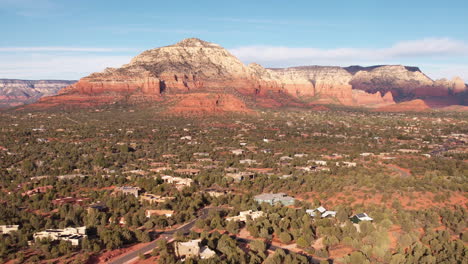 Sedona,-Arizona-USA,-Aerial-View-With-Dolly-Zoom-Effect,-Homes-and-Landscape