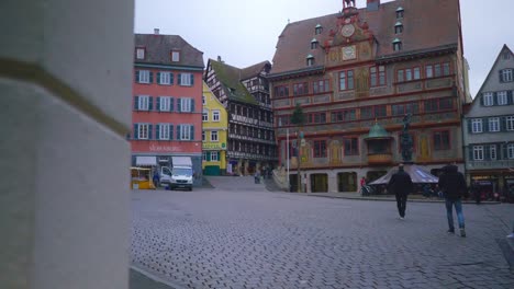 Historische-Stadt-Tübingen,-Deutschland,-Menschenmassen-In-Der-Nähe-Großer-Historischer-Gebäude-In-Der-Innenstadt