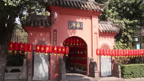 Traditioneller-Chinesischer-Tempel-Mit-Roten-Laternen-In-Einer-Gartenanlage