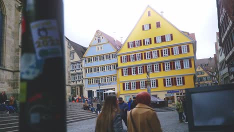 Historische-Stadt-Tübingen,-Deutschland-|-Menschenmenge,-Die-In-Der-Nähe-Farbenfroher-Gebäude-Spazieren-Geht