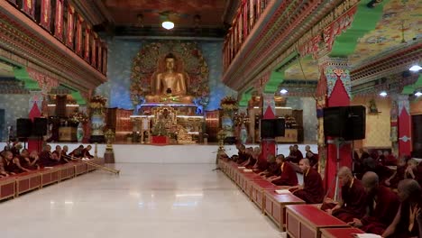 Junge-Mönche-Versammeln-Sich-Zum-Abendlichen-Gebet-Im-Buddhistischen-Kloster-Aus-Einem-Anderen-Blickwinkel.-Video-Aufgenommen-Im-Tergar-Kloster-Bodhgaya,-Bihar,-Indien,-Am-11.-Februar-2020